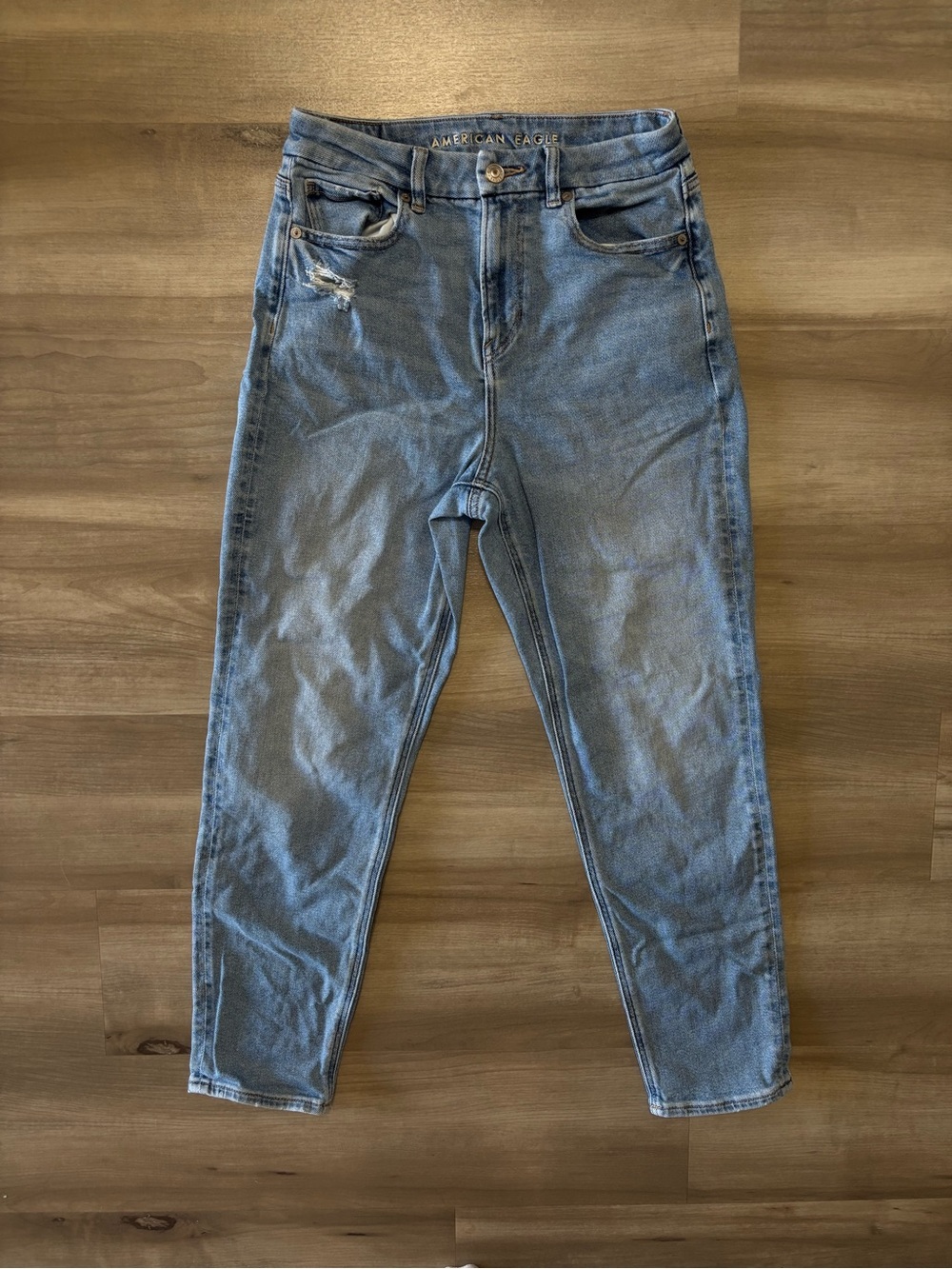 American Eagle Outfitters Light Wash High-Rise Curvy Mom Jeans Women’s Size 4